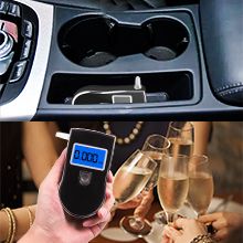 sujetando alcoholímetro Flyhood